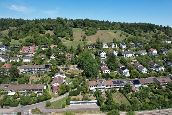einseitig angebautes Einfamilienhaus mit separatem Garagengebäude und parkähnlicher Gartenanlage 4