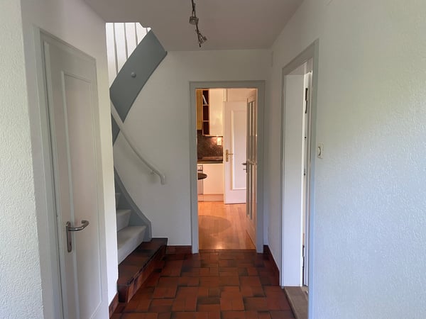 einseitig angebautes Einfamilienhaus mit separatem Garagengebäude und parkähnlicher Gartenanlage 12