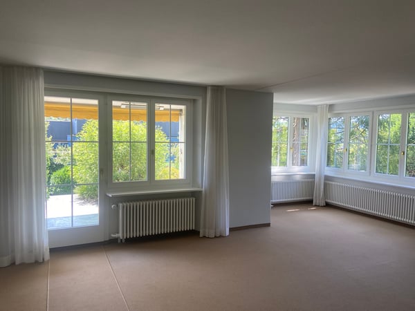 einseitig angebautes Einfamilienhaus mit separatem Garagengebäude und parkähnlicher Gartenanlage 9