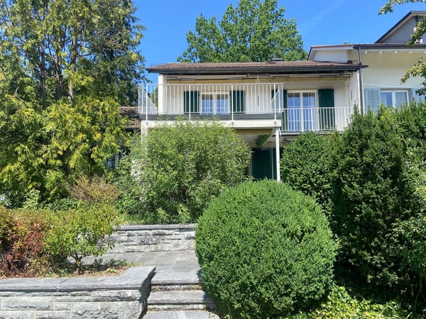 einseitig angebautes Einfamilienhaus mit separatem Garagengebäude und parkähnlicher Gartenanlage 5