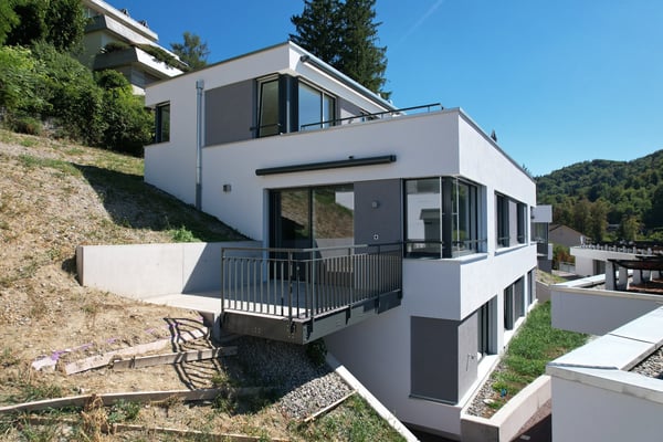 4.5-Zimmer-Doppeleinfamilienhaus an einzigartiger Hanlage