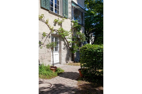 Stilvoll möblierte 2.5-Zimmer-Wohnung mit privatem Garten 4