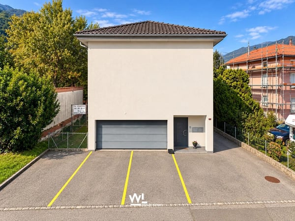 Casa plurifamiliare con due appartamenti, giardino e ampi spazi esterni 4