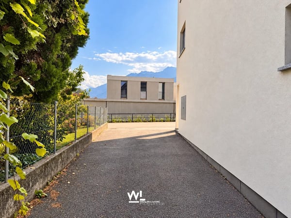 Casa plurifamiliare con due appartamenti, giardino e ampi spazi esterni 13