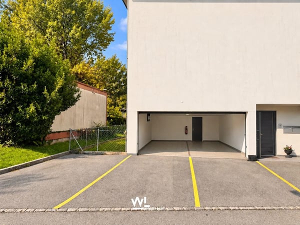 Casa plurifamiliare con due appartamenti, giardino e ampi spazi esterni 12