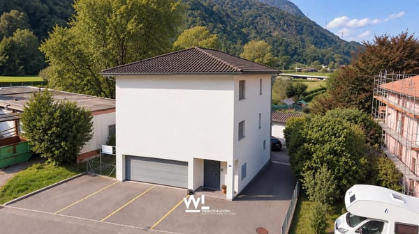 Casa plurifamiliare con due appartamenti, giardino e ampi spazi esterni 3