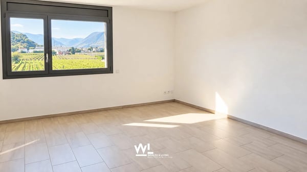 Casa plurifamiliare con due appartamenti, giardino e ampi spazi esterni 7