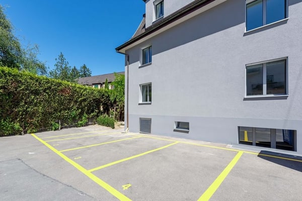 Aussenparkplatz an verkehrsgünstiger Lage 2