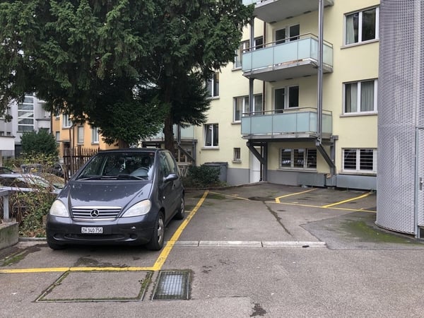 Aussenparkplatz direkt beim Bahnhof Enge 2