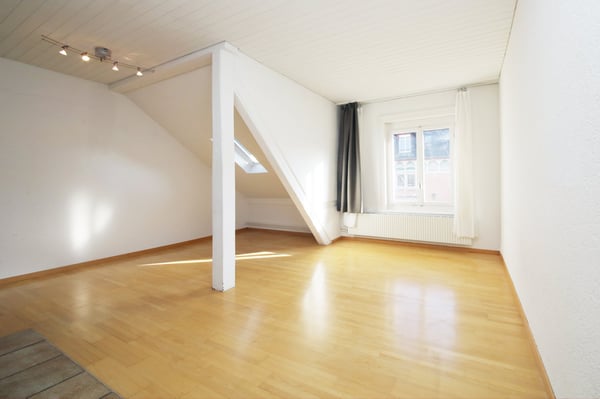 BEFRISTUNG - Gepflegte Altbau Dachwohnung eig. Dachterrasse (25 m2), TOP Lage Kreis 4 4