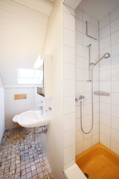 BEFRISTUNG - Gepflegte Altbau Dachwohnung eig. Dachterrasse (25 m2), TOP Lage Kreis 4 9