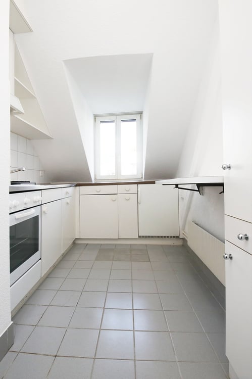 BEFRISTUNG - Gepflegte Altbau Dachwohnung eig. Dachterrasse (25 m2), TOP Lage Kreis 4 8