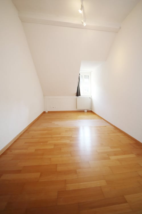 BEFRISTUNG - Gepflegte Altbau Dachwohnung eig. Dachterrasse (25 m2), TOP Lage Kreis 4 5