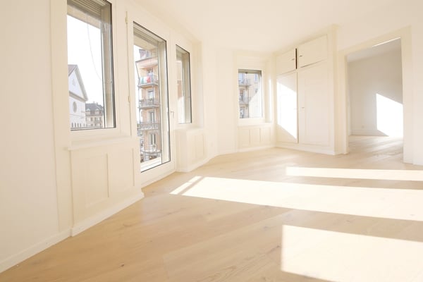 BEFRISTUNG BIS 11.01.2028: 1-Zimmer-Altbauwohnung im 1. OG mit 2 Balkonen, im Kreis 1 1