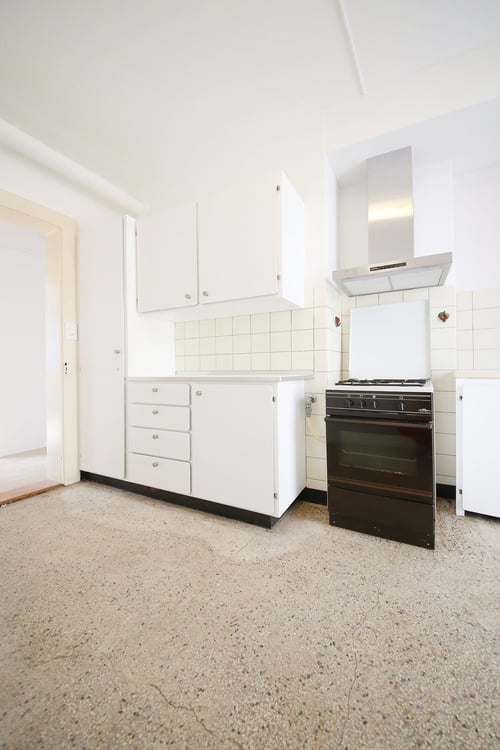 BEFRISTUNG BIS 11.01.2028: 1-Zimmer-Altbauwohnung im 1. OG mit 2 Balkonen, im Kreis 1 5