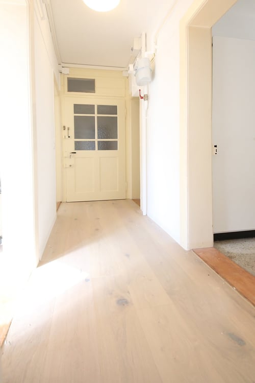 BEFRISTUNG BIS 11.01.2028: 1-Zimmer-Altbauwohnung im 1. OG mit 2 Balkonen, im Kreis 1 7