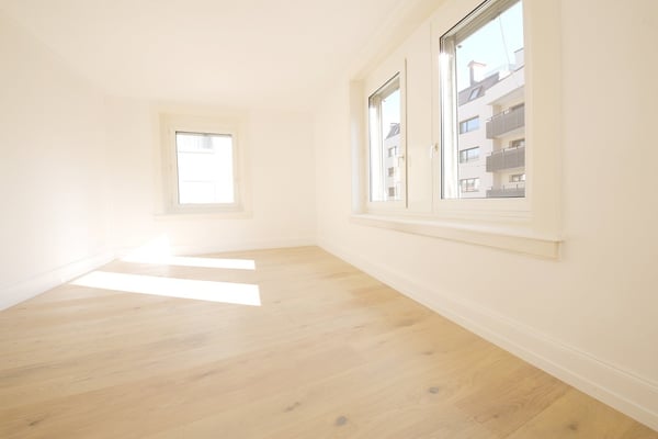 BEFRISTUNG BIS 11.01.2028: 1-Zimmer-Altbauwohnung im 1. OG mit 2 Balkonen, im Kreis 1 3