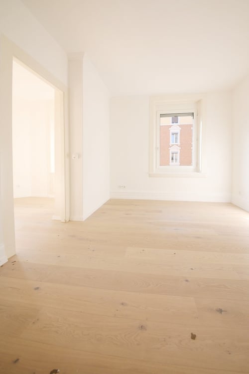 BEFRISTUNG BIS 11.01.2028: 1-Zimmer-Altbauwohnung im 1. OG mit 2 Balkonen, im Kreis 1 4