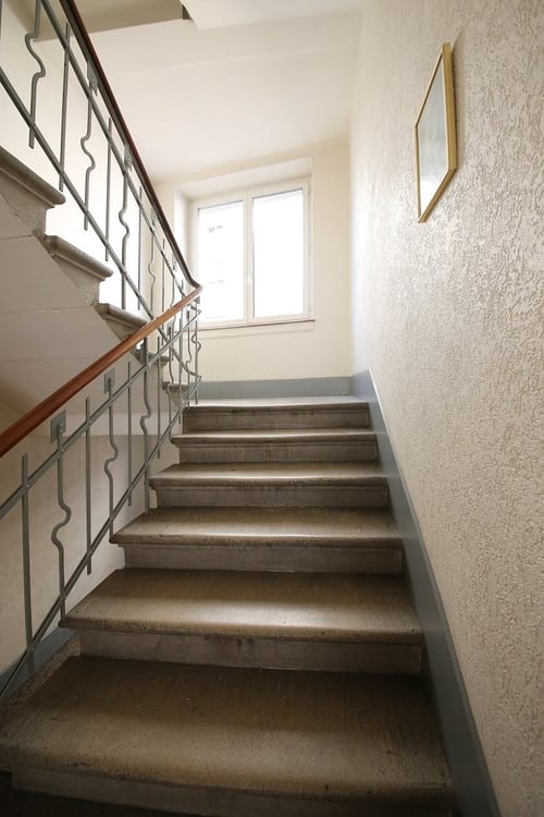 BEFRISTUNG BIS 11.01.2028: 1-Zimmer-Altbauwohnung im 1. OG mit 2 Balkonen, im Kreis 1 8