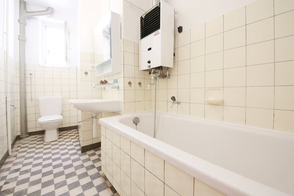 BEFRISTUNG BIS 11.01.2028: 1-Zimmer-Altbauwohnung im 1. OG mit 2 Balkonen, im Kreis 1 6