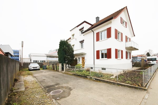 Gepflegtes Einfamilienhaus an zenraler Lage mit grossem Garten in Urdorf 1