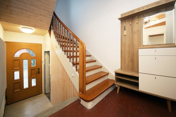 Gepflegtes Einfamilienhaus an zenraler Lage mit grossem Garten in Urdorf 2