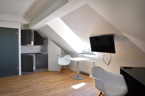 Moderne, möblierte 2-Zimmerwohnung am Schöneggplatz 2