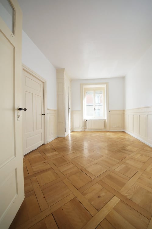 BEFRISTUNG - Altbauwohnung im 1. OG, beste Lage Kreis 4 2