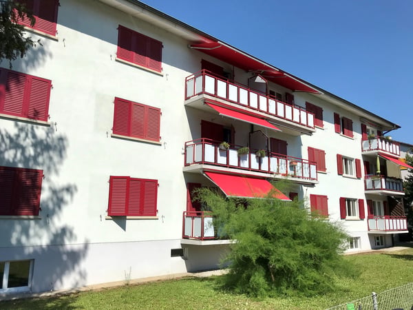 Ruhige Seitenstrasse nähe ÖV und Einkauf