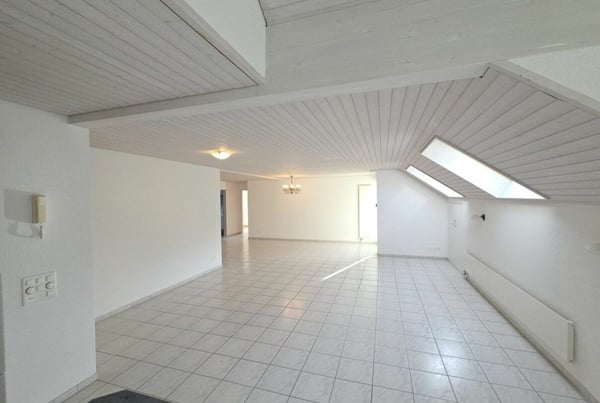 Zu verkaufen an der Haushaldenstrasse 2a in 8374 Dussnang; schöne 5½ Zi.-Dachwohnung, an ruhiger, sonniger Lage /nur 2 Gehminute bis ÖV ! 6