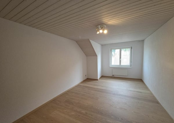 Zu verkaufen an der Haushaldenstrasse 2a in 8374 Dussnang; schöne 5½ Zi.-Dachwohnung, an ruhiger, sonniger Lage /nur 2 Gehminute bis ÖV ! 13