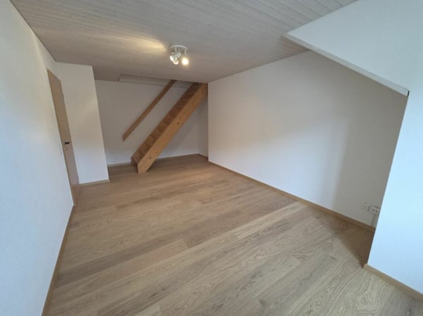 Zu verkaufen an der Haushaldenstrasse 2a in 8374 Dussnang; schöne 5½ Zi.-Dachwohnung, an ruhiger, sonniger Lage /nur 2 Gehminute bis ÖV ! 14