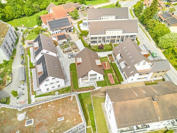 6 1/2-Zimmer-Doppeleinfamilienhaus mit nutzbarer Landfläche 15