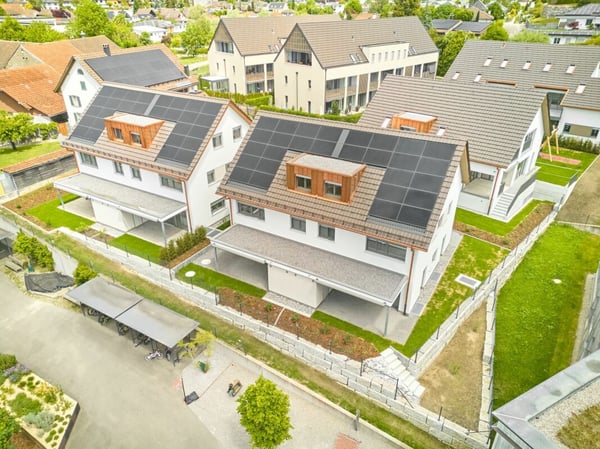 6 1/2-Zimmer-Doppeleinfamilienhaus mit nutzbarer Landfläche 10