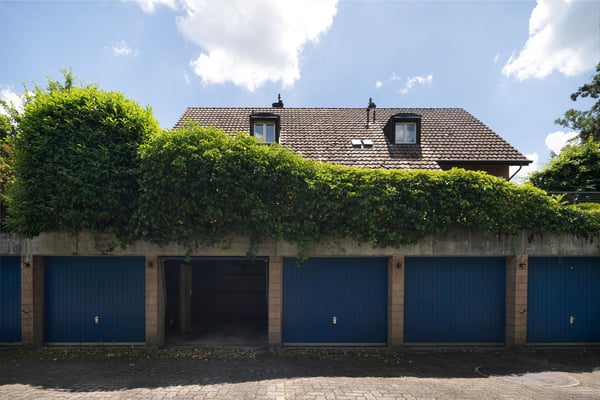 Einfamilienhaus mit Garten und Garagebox