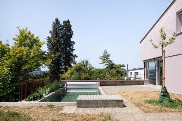 Freistehendes Einfamilienhaus mit Pool und Doppelgarage 2