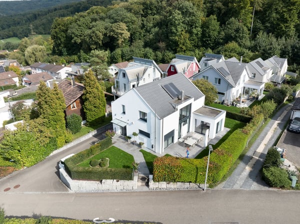 Freistehendes Einfamilienhaus mit Garten und Doppelgarage