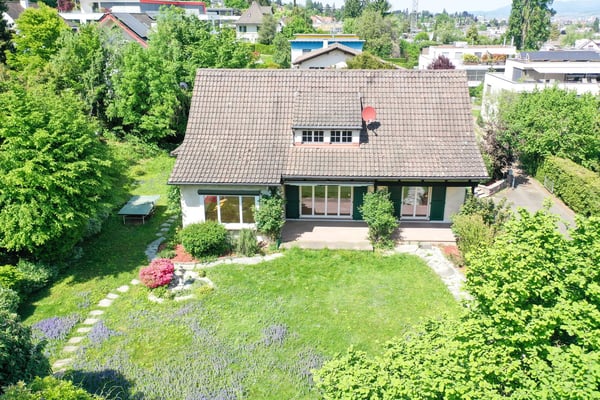 Viel Platz auf Zeit - 7.5-Zimmer-Haus mit grossem Garten in Bottmingen 1