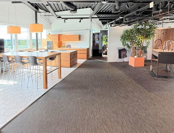 Licht. Raum. Möglichkeiten. Ihre Ausstellungsfläche in Ittigen! 1