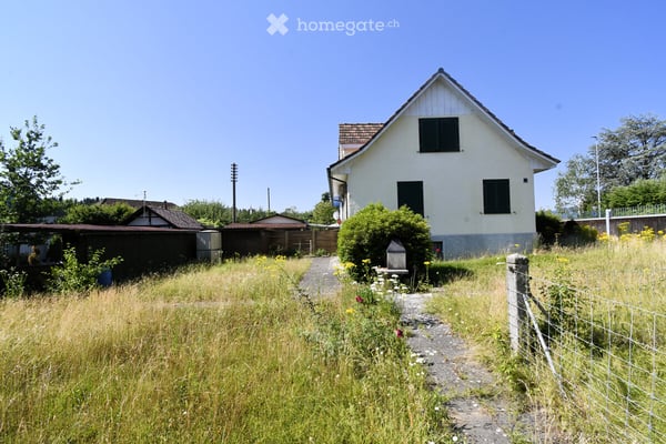 Einseitig angebautes 4.5 Zimmer Einfamilienhaus mit Umschwung 2