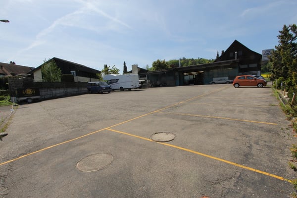 Hausteil und Werkstatt sowie grosse Landparzelle - total 1'742 m2 3