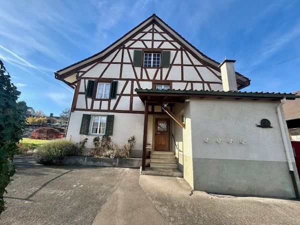 Charmantes 8.5-Zimmer-Bauernhaus in Dielsdorf 1