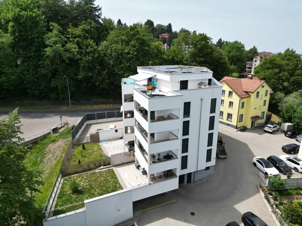 moderne neuwertige 3.5 Zimmer-Wohnung mit Lift und eigenem Waschturm