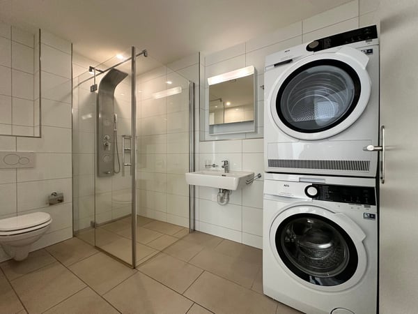 moderne neuwertige 3.5 Zimmer-Wohnung mit Lift und eigenem Waschturm 6