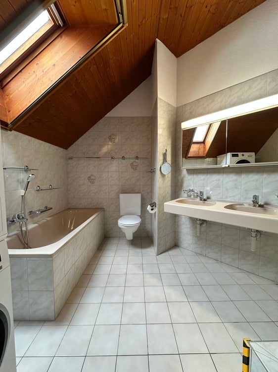 sehr grosse 4.5-Zimmer-Dachwohnung mit eigenem Waschturm und Lift 8