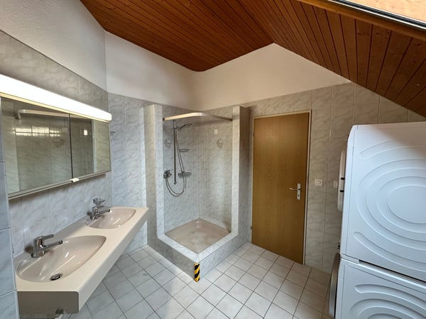 sehr grosse 4.5-Zimmer-Dachwohnung mit eigenem Waschturm und Lift 9