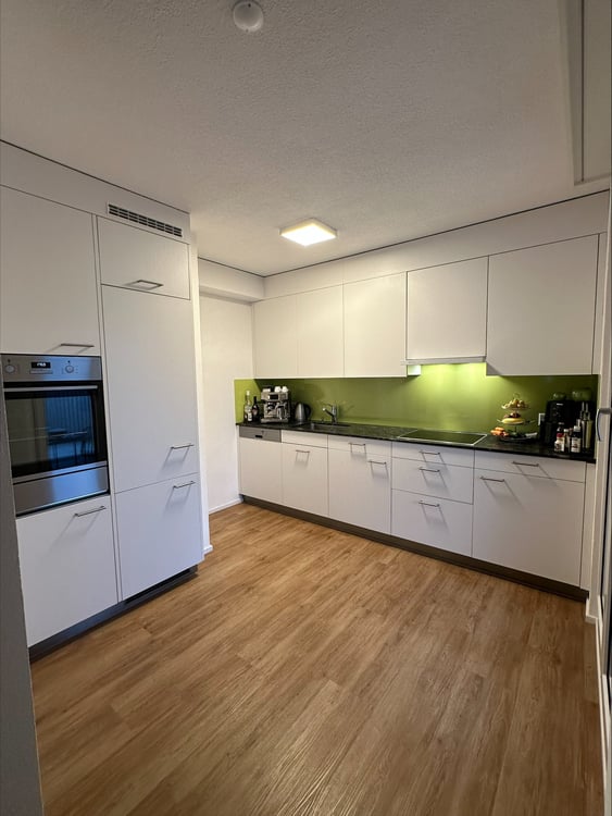 moderne neuwertige 2.5-Zimmer-Wohnung mit Balkon an ruhiger Lage 3