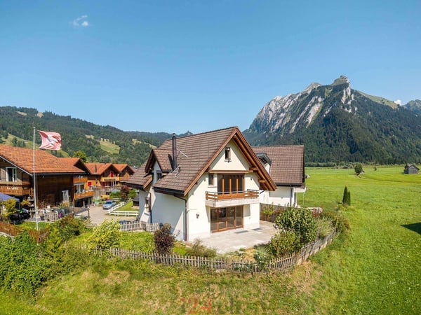 6.5 Zi.-Doppelhaushälfte mit Studio, Garten und Bergblick 3