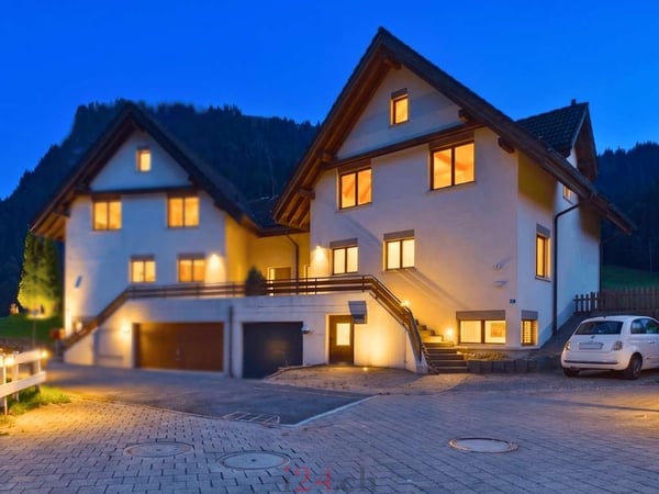 6.5 Zi.-Doppelhaushälfte mit Studio, Garten und Bergblick