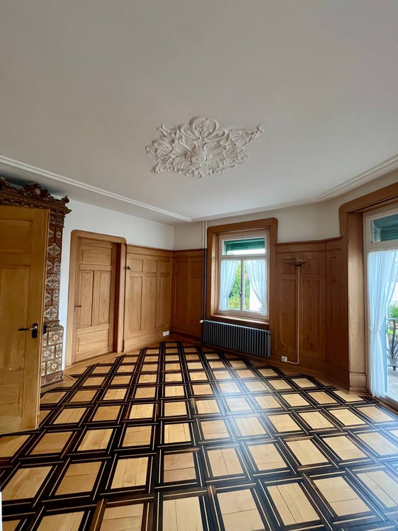 8.5-Zimmer-Maisonettewohnung mit Altbaucharme, grosser Terrasse und Garten in Hausen am Albis 9